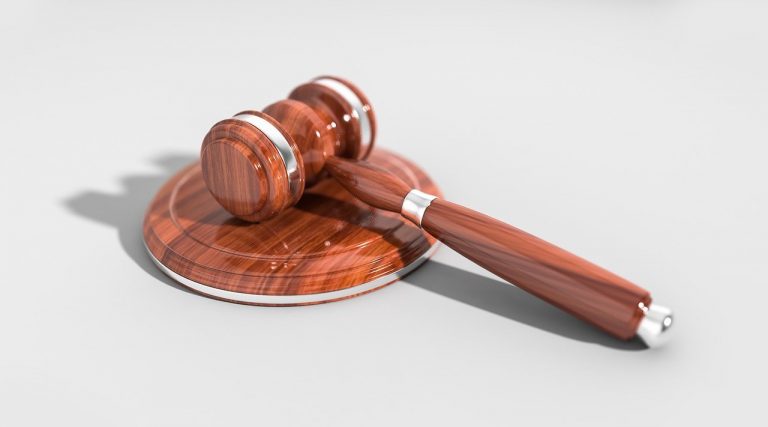 se defendre en justice